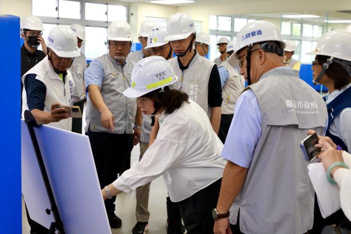 0 黃敏惠市長視察西區全民運動館館場內部 (2)