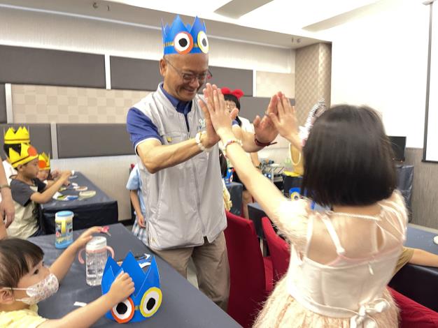 0 陳永豐副市長與寄養家庭的孩子們互動熱絡、溫馨 (3)
