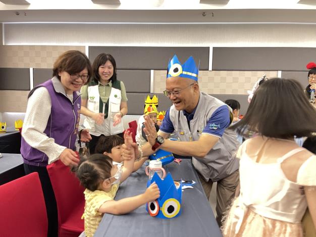 0 陳永豐副市長與寄養家庭的孩子們互動熱絡、溫馨 (2)