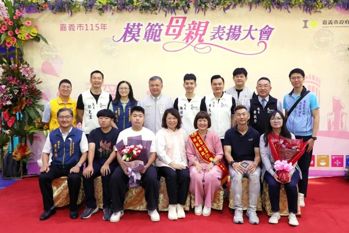 0_黃敏惠市長與張惠珍女士家族合照.JPG