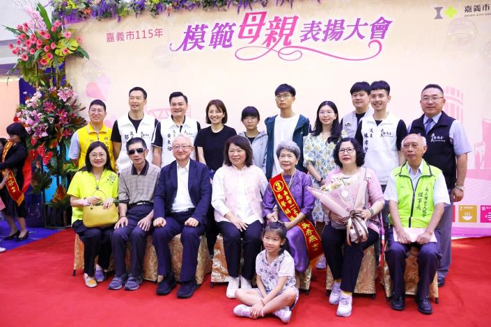 0_黃敏惠市長與鄭吳秀燕女士家族合影.JPG
