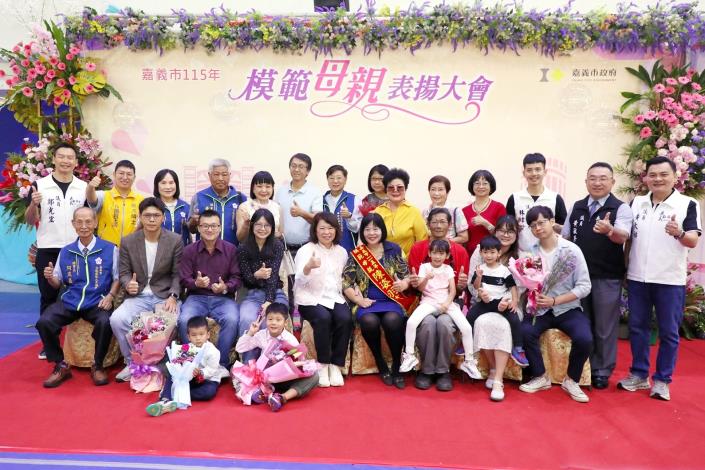 0_黃敏惠市長與陳姿羽女士家族合照.JPG