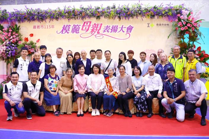 0_黃敏惠市長與蔡吳寶鏡女士家族合影.JPG