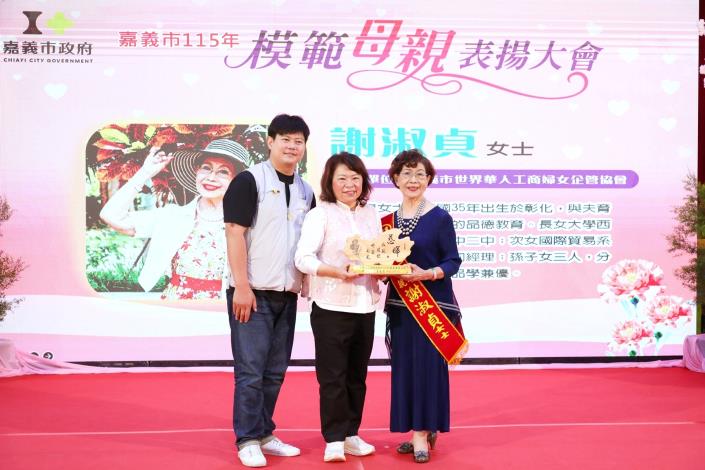 0_黃敏惠市長與謝淑貞女士合影.JPG