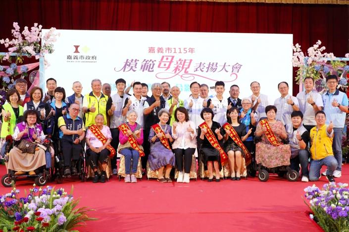 0_黃敏惠市長與慈馨媽媽合影.JPG
