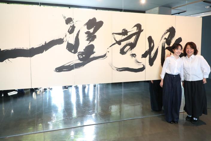 0_嘉義女兒王意淳「躲貓貓」書法個展開幕 黃敏惠市長到場送上鼓勵 (1).JPG