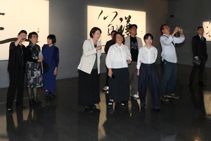 0_嘉義女兒王意淳「躲貓貓」書法個展開幕 黃敏惠市長到場送上鼓勵 (6).JPG