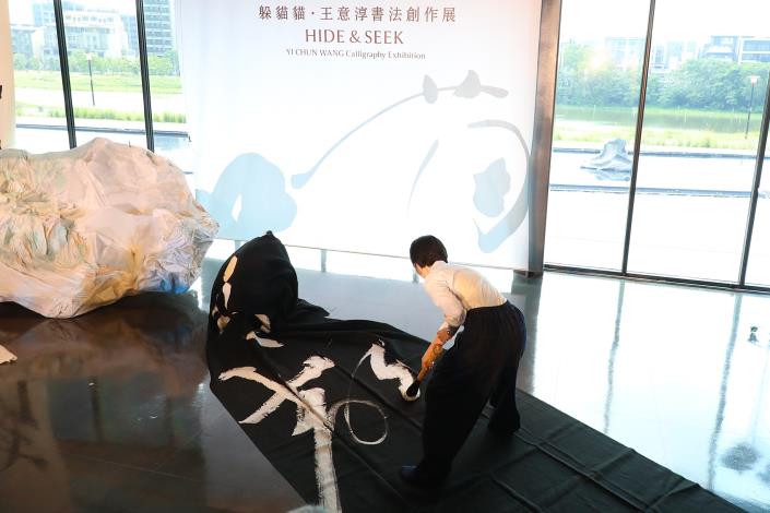 0_嘉義女兒王意淳「躲貓貓」書法個展開幕 黃敏惠市長到場送上鼓勵 (5).JPG
