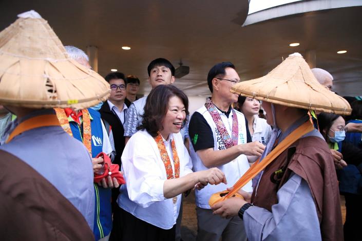 0_佛光山行腳托缽抵嘉啟程 黃敏惠市長：以慈悲步伐為城市注入安定力量 (4).JPG