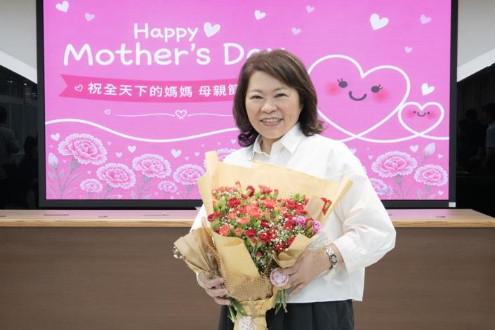 0 黃敏惠市長在母親節前夕致贈康乃馨 送上溫暖祝福 (2)