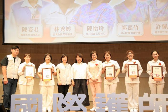 0_黃敏惠市長表揚優良護理師 (2).JPG