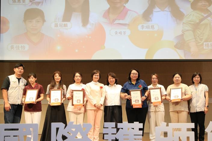 0_黃敏惠市長表揚優良護理師 (1).JPG