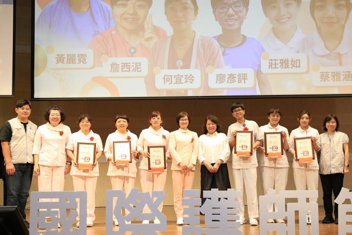 0_黃敏惠市長表揚優良護理師 (4).JPG