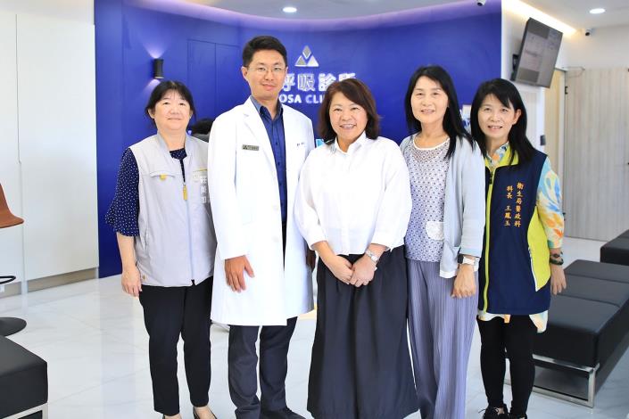 0_黃敏惠市長前往深呼吸診所致意 (3).JPG