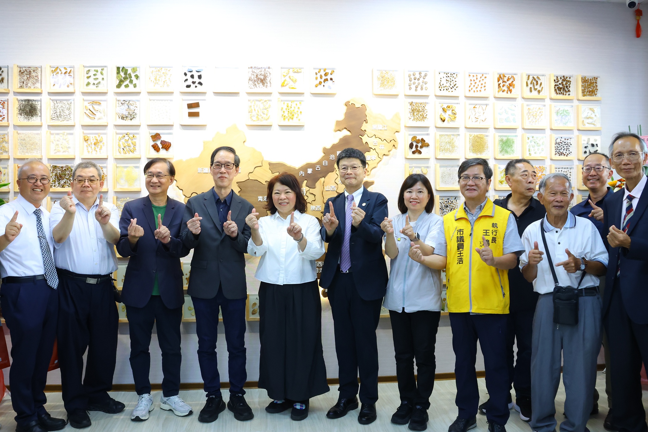 0 黃敏惠市長見證仲景共享藥局開幕創中醫師與藥師協同照護新模式 (1).JPG
