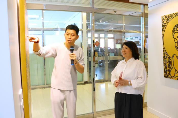 0 黃敏惠市長參觀藝術家吳品諭特展《原來大家都是佛》 (2).JPG