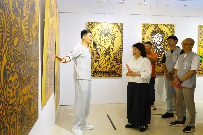 0 黃敏惠市長參觀藝術家吳品諭特展《原來大家都是佛》 (3).JPG