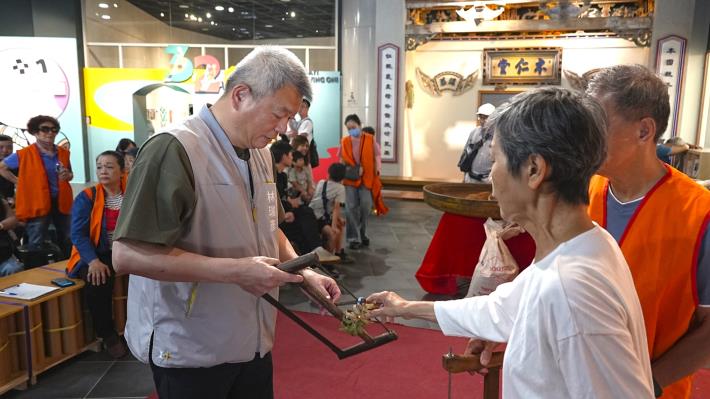 0_林瑞彥副市長體驗「香腳花」傳統技藝.JPG