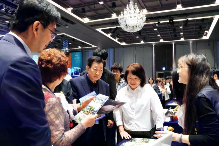 0_黃敏惠市長向韓國友人親切互動 介紹嘉義市