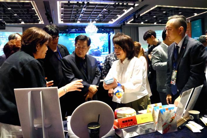0_黃敏惠市長向韓國友人親切互動 介紹嘉義市 (2)