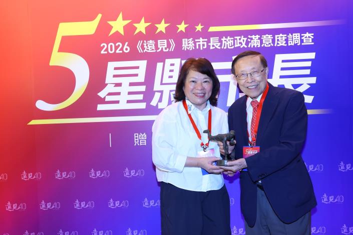 全國第一、更是唯一！八大面向滿意度破八成　黃敏惠市長第四度獲五星市長肯定，高希均教授特別贈獎予黃敏惠市長。 (2)
