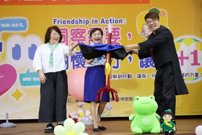 0_黃敏惠市長於童軍節慶祝大會上與魔術師一同表演魔術.JPG