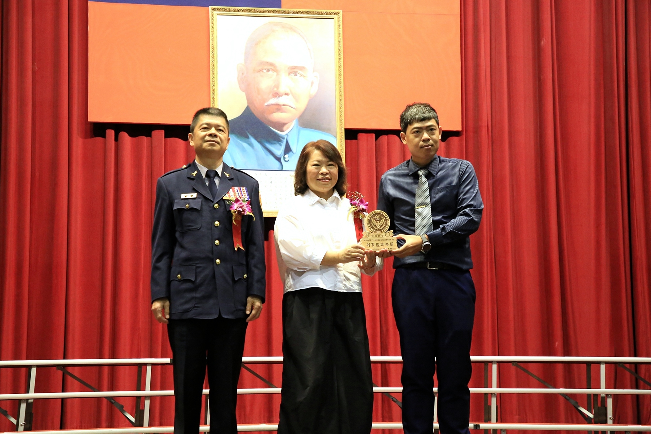 0_黃敏惠市長頒獎 (2).JPG