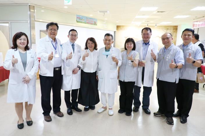 0_黃敏惠市長與嘉義醫院陳殷正院長(左3)合影.JPG