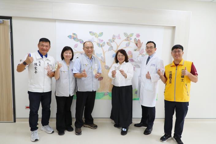0_黃敏惠市長於彩繪牆上留下祝福小卡 (2).JPG