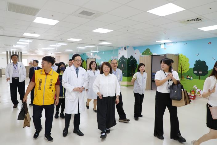 0_黃敏惠市長訪視「活力園－全責式日間照顧中心」動態區.JPG