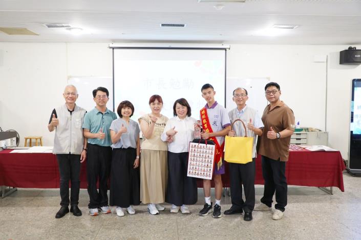 嘉義市表揚2026總統教育獎得主 黃敏惠感動落淚:生命影響生命