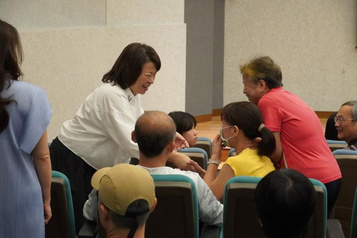 0fb_黃敏惠市長與民眾互動 (1).JPG