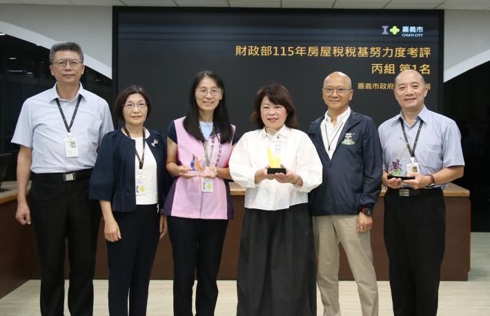 0_財稅局轉呈獎座予黃敏惠市長 (4).JPG