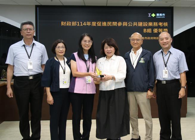 0_財稅局轉呈獎座予黃敏惠市長 (3).JPG