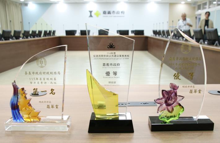 0_市務會議轉呈財稅局三獎座.JPG