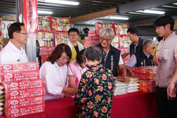 0 黃敏惠市長參與贊普品發放 一同渡過暖心中秋.JPG