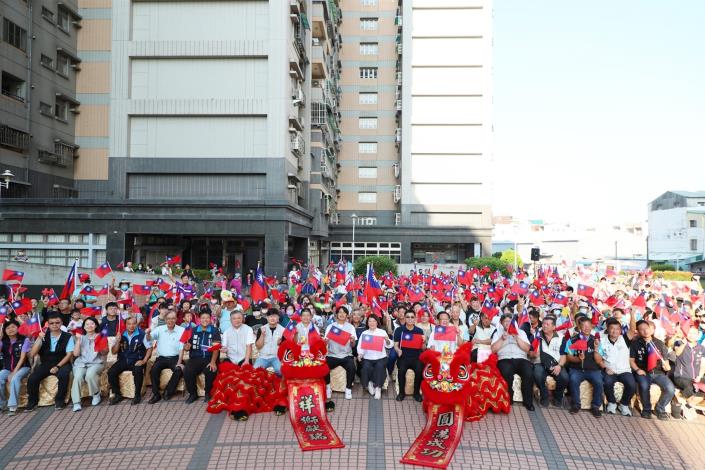嘉義市雙十國慶升旗典禮登場!黃敏惠市長留「嘉」與市民同唱國歌