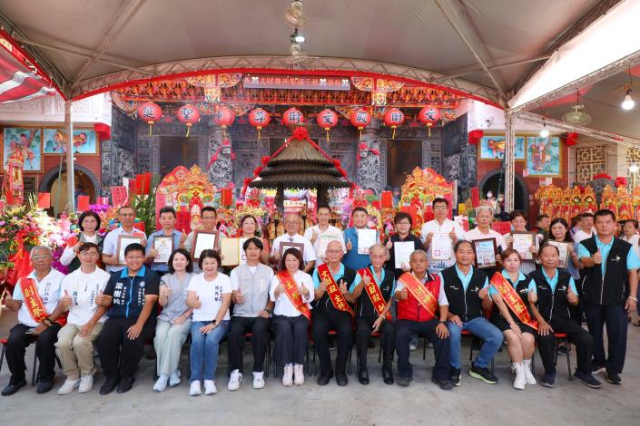 文財殿聖誕豪發教育助學金!黃敏惠宣布:嘉義市營養午餐明年再加碼