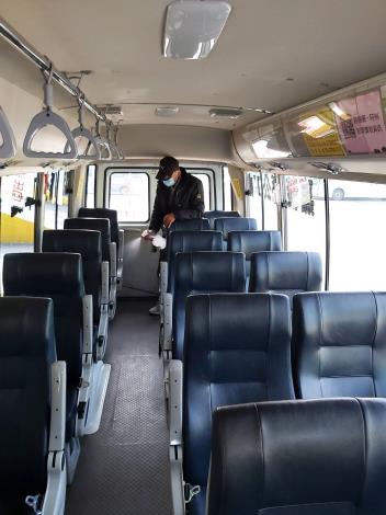本府市區公車每日從大雅站發車前均做全車噴灑消毒水並擦拭01
