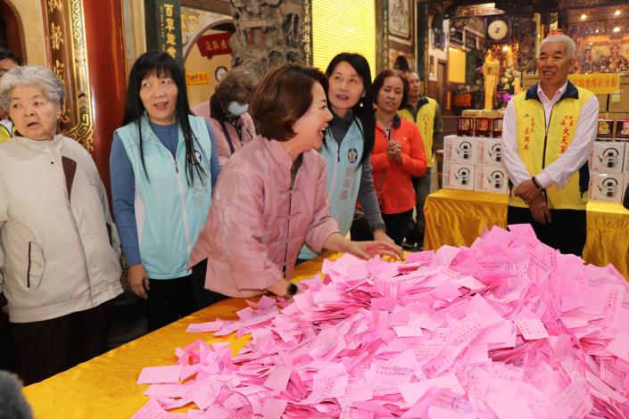 0FB02_陳淑慧副市長抽出幸運兒.JPG