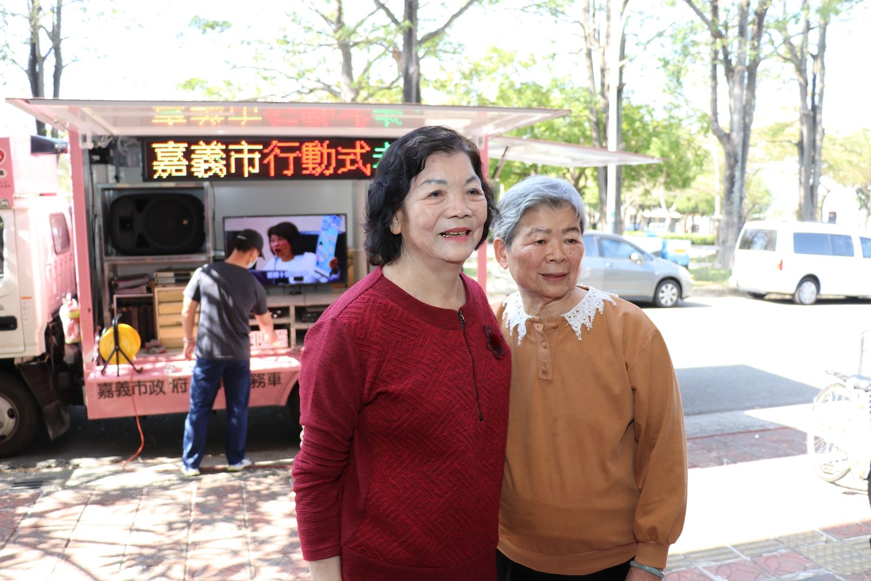 右.志工阿嬤謝彩秀_嘉義市政府提供 (6).JPG