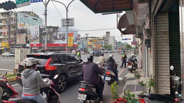 吳鳳興業路快慢車道號誌分流號誌_警察疏導狀況