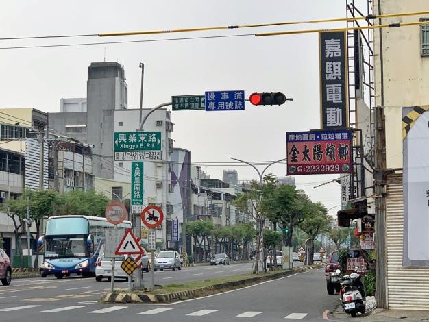 吳鳳興業路快慢車道號誌分流號誌 (2)