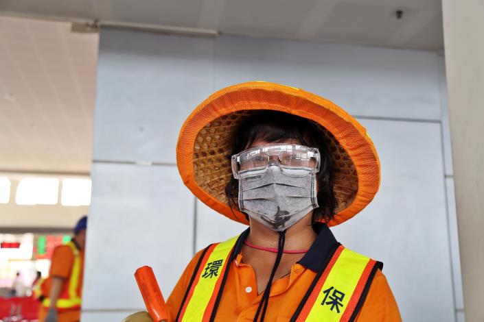 B01_滿身大汗的環保局清潔隊員.JPG