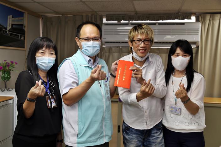 A01_鄭子佑(右二)拿到急難紓困補助.JPG