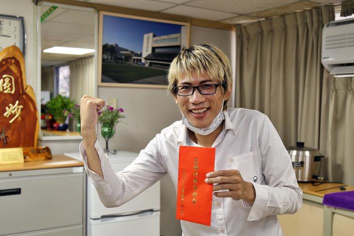 A2_鄭子佑(右二)從事網路工作  個性樂觀大方 拿到急難紓困補助會繼續努力.JPG
