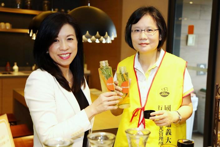 褔泰桔子商旅嘉義文化店副總經理劉文玲(左)與嘉大行銷與觀光學系蕭至惠教授(右)合影_嘉大提供