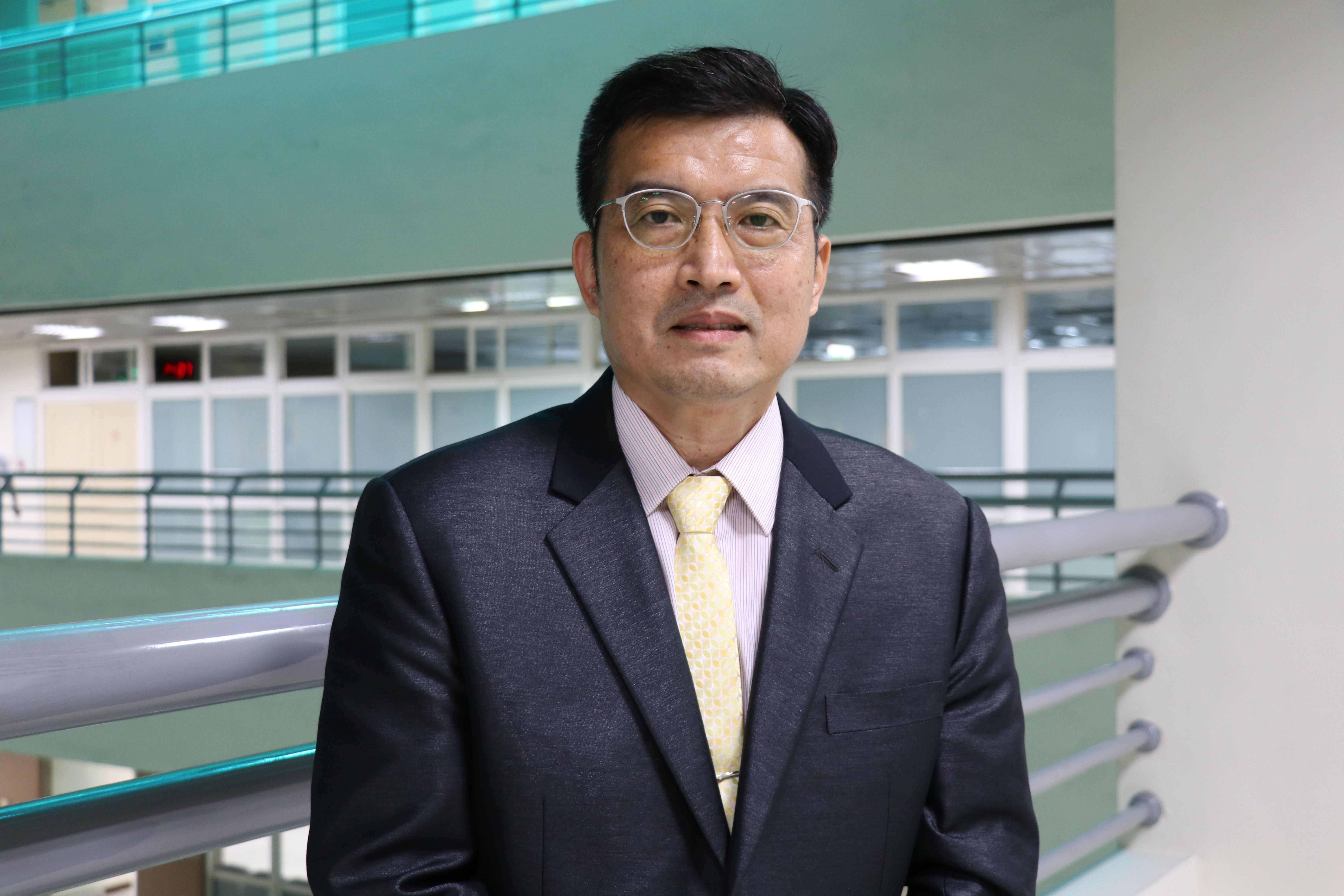 新任世賢國小校長翁崇文.JPG