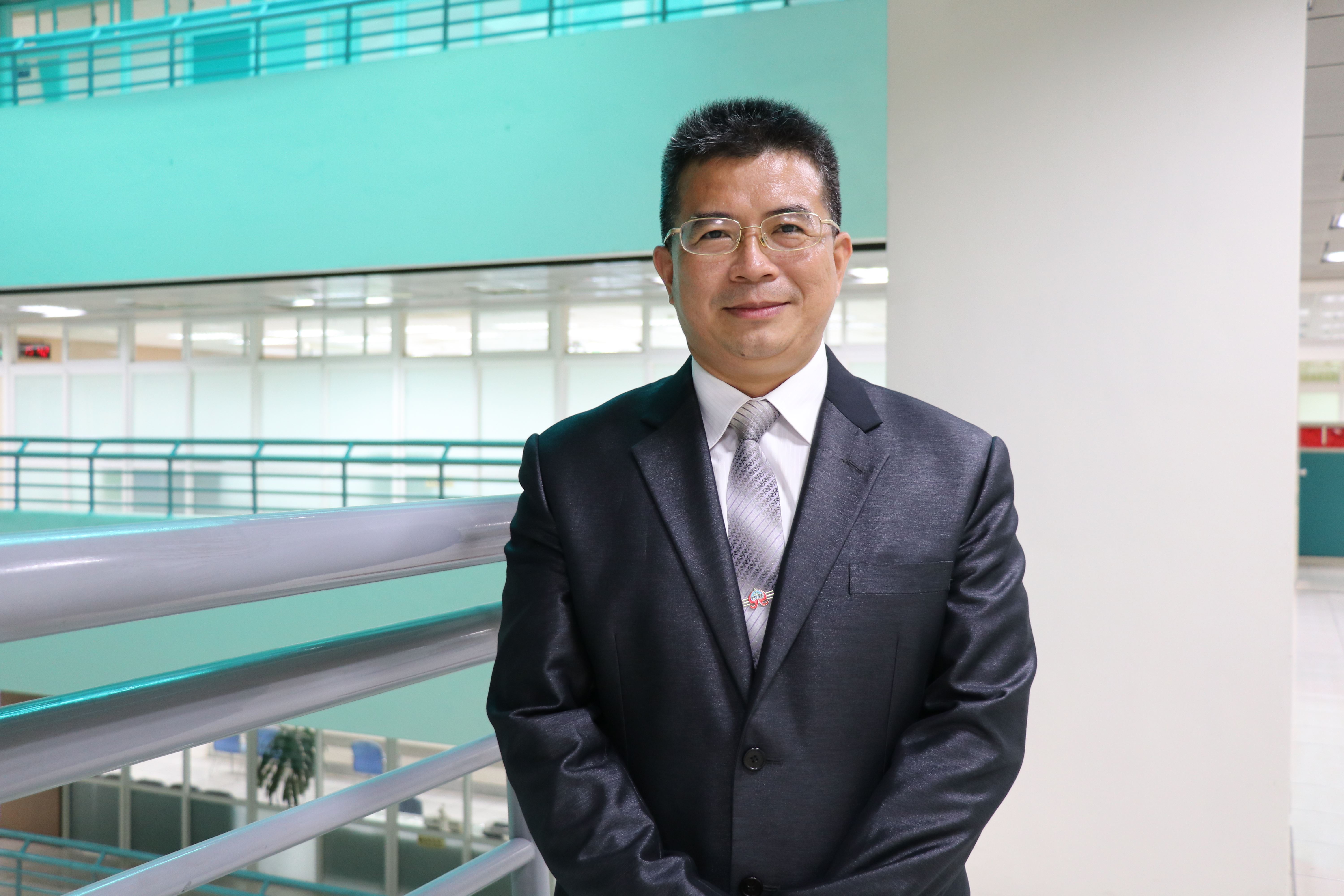 01新任僑平國小校長何憲昌.JPG