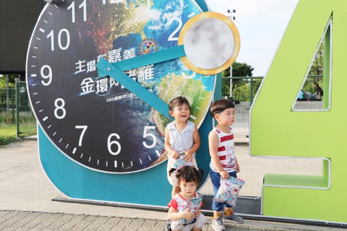 04_6月21日當天於北香湖公園設有定點免費接駁車.JPG
